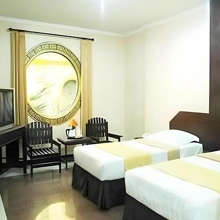 V3 Hotel スラバヤ エクステリア 写真