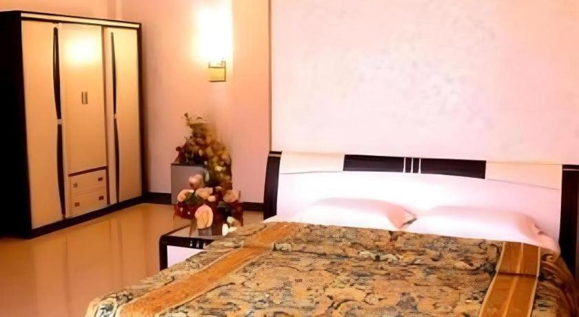 V3 Hotel スラバヤ エクステリア 写真